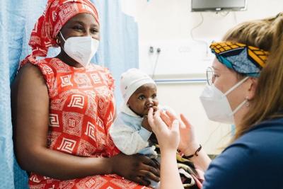 Lille Diarra blev født med en dobbelt læbespalte. Da hun gik ombord på hospitalsskibet, blev hun sendt til et ernæringsprogram. Da Diarra nåede en sund vægt, fik hun en læbeoperation.