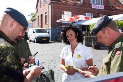 Danske Bioanalytikere deltog også i Folkemødet i 2014, her ses tidligere næstformand Camilla Bjerre i snak med en gruppe soldater.