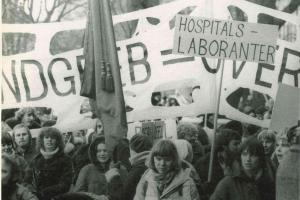 1982: Hospitalslaboranter sammen med 80.000 andre offentligt ansatte på Christiansborgs Slotsplads for at demonstrere mod lønindgreb ved de forestående lønforhandlinger. 