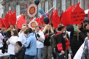 2008: Bioanalytikere og sygeplejersker i fælles front på Christiansborg Slotsplads under OK08, der endte med 8,5 ugers strejke.