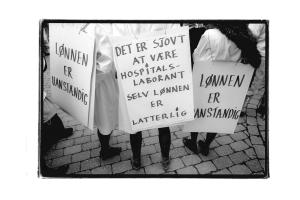 1995: Hospitalslaboranter og sygeplejersker demonstrerer over, at deres strejker blev stoppet med et lovindgreb. 