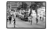 1995: Hospitalslaboranter og sygeplejersker demonstrerer over, at deres strejker blev stoppet med et lovindgreb.