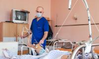Sundhedsarbejder og patient på traumecenteret på et hospital i Donetsk i det østlige Ukraine