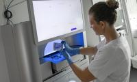 Afdeling for Genomisk Medicins nyeste udstyr til helgenomsekventering kan analysere på to flowceller med patientprøver ad gangen. Hver af dem kan processere op til 8000 gigabyte data.