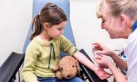 Giv barnet gode erfaringer med at få taget en blodprøve